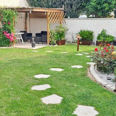 Maison Charmante A Avec Jardin Clos Holiday home *